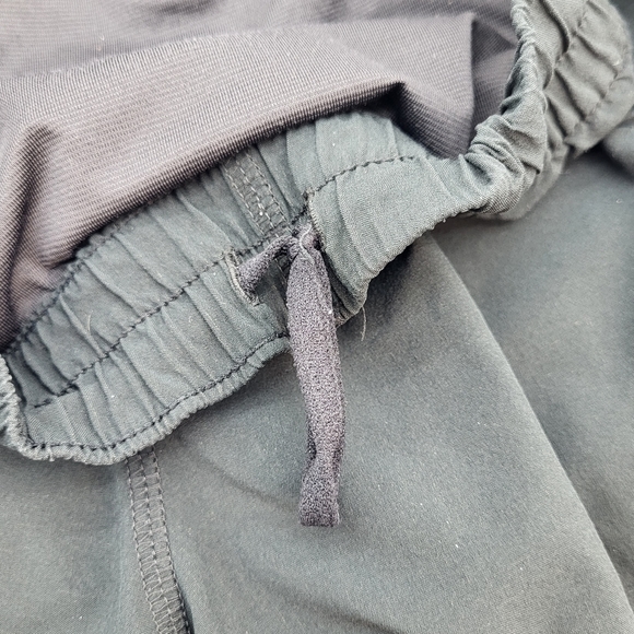 Lululemon athletica black lined running short elastic drawstring mesh Size 4 - Picture 8 of 16